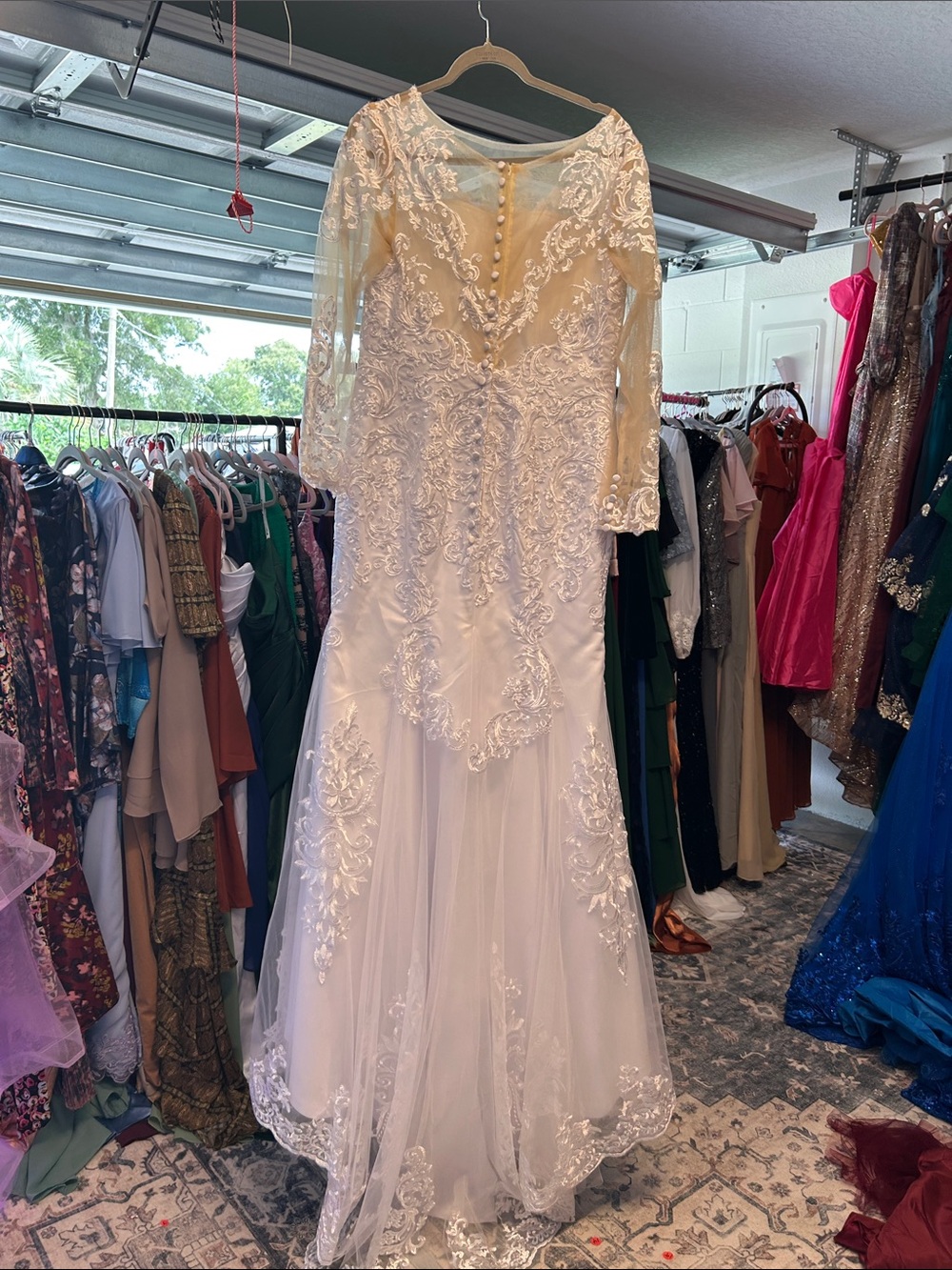 Elegant Ivory Lace Long-Sleeve Wedding Dress